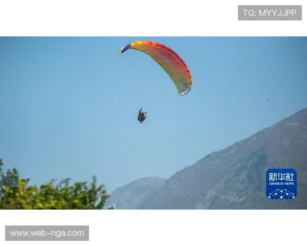 湘江滑翔伞体验者翱翔天际，宋家洲公园成运动打卡地